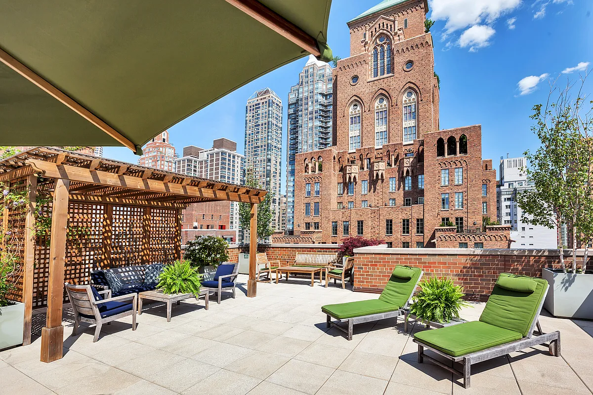 130 East 63rd Street, Unit 3D Manhattan, NY 10065 - Photo 12 of 13 a view of a chairs and table in the patio
