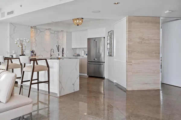 $3,900,000 | 10 Venetian Way, Unit 804, Miami Beach, FL 33139