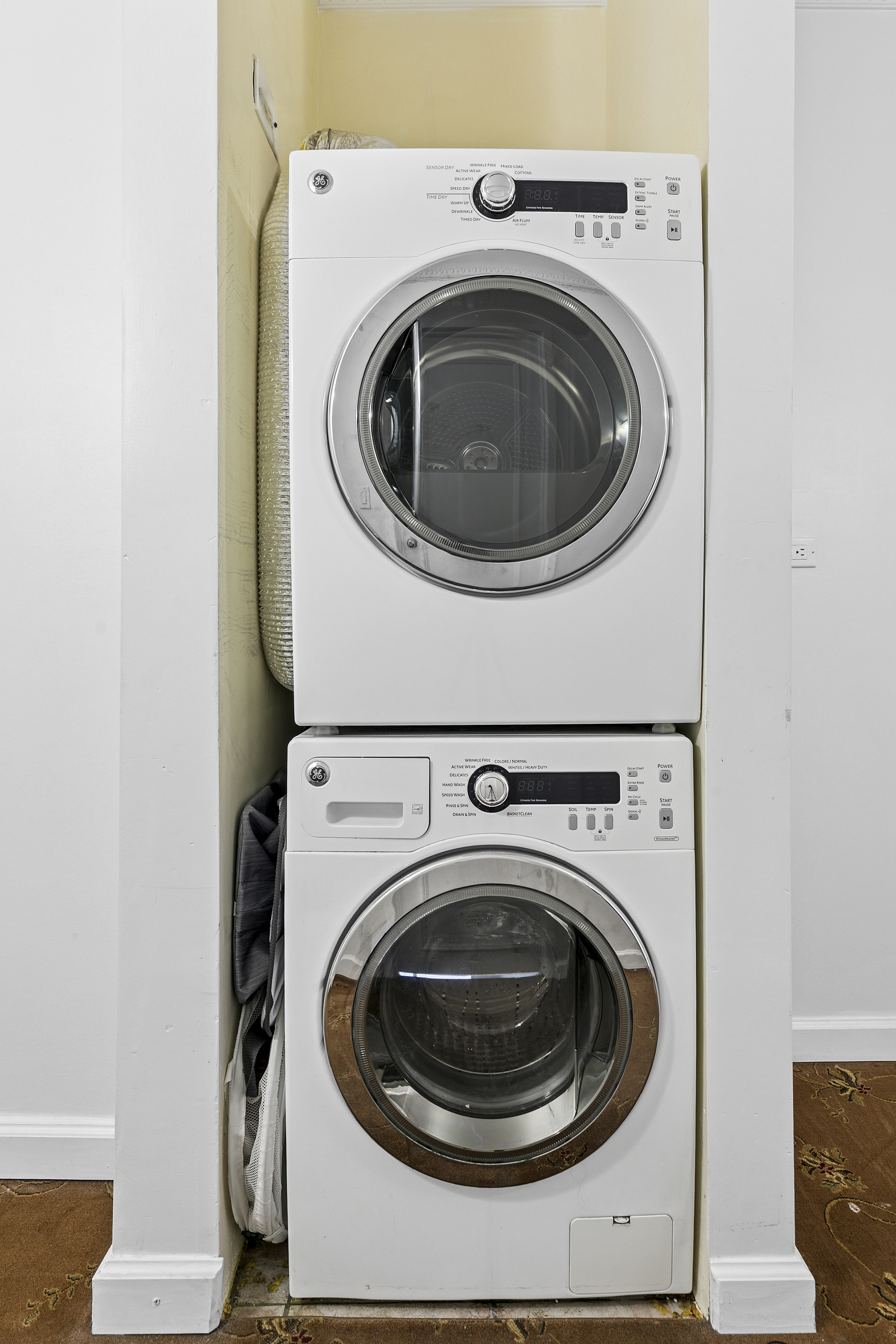 200 East 89th Street, Unit 34CD Manhattan, NY 10128 - Photo 14 of 20 a utility room with dryer and washer