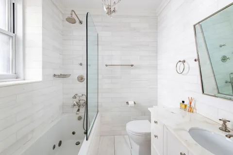 $2,585,000 | 26 East 63rd Street, Unit 11F | Lenox Hill