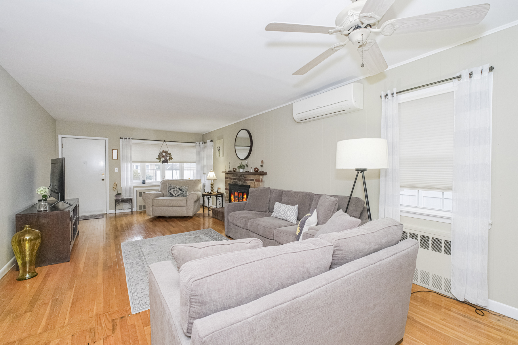 503 Falcon Avenue Staten Island, NY 10306 - Photo 7 of 30 a living room with furniture
