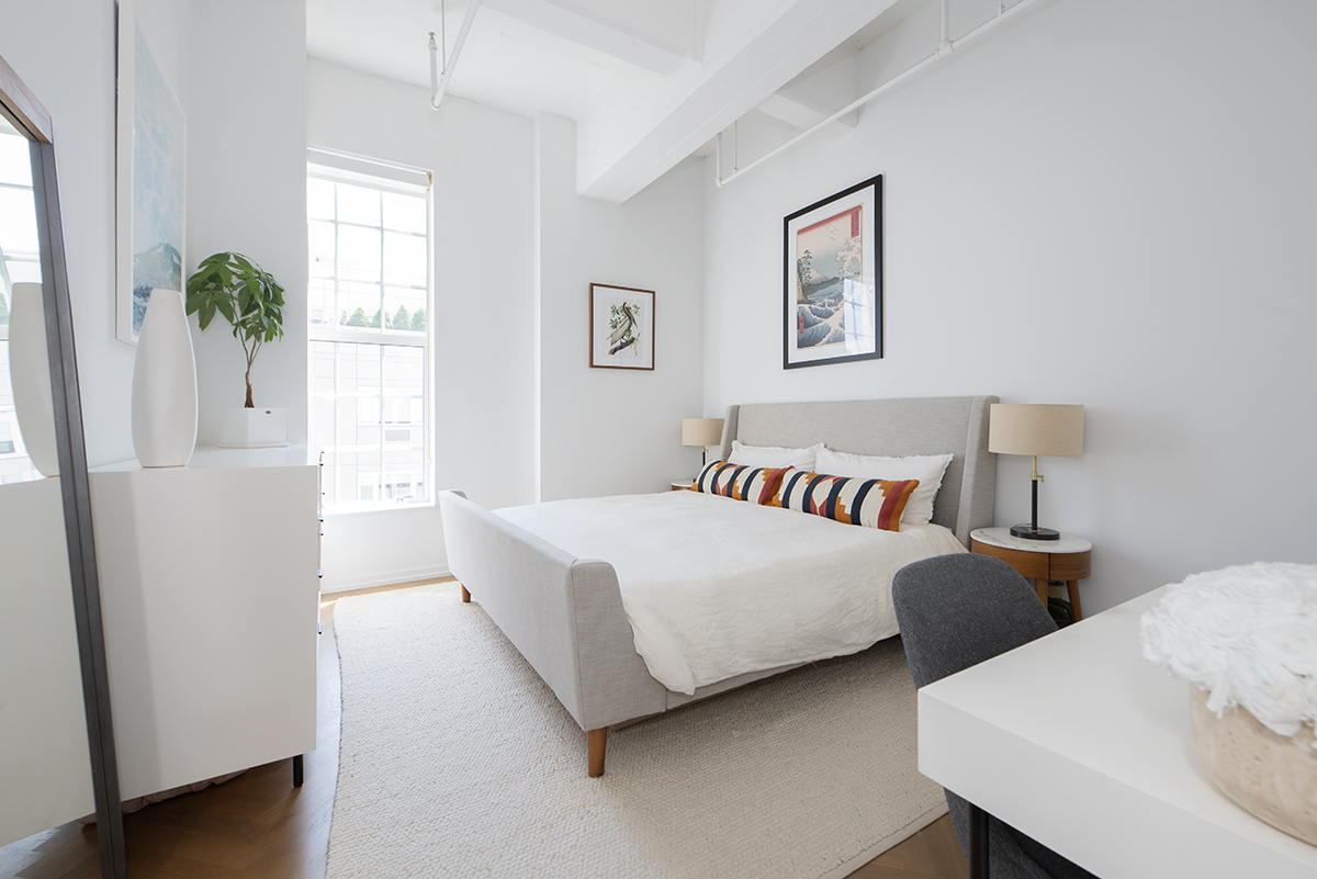 184 Kent Avenue, Unit D519 Brooklyn, NY 11249 - Photo 5 of 17 a bedroom with bed and a window