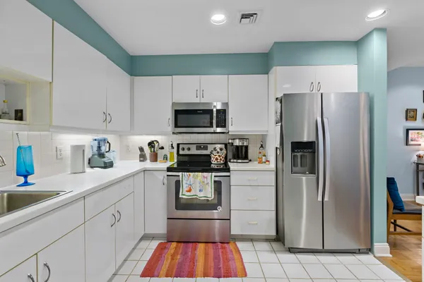 $385,000 | 208 Shearwater Court West, Unit 32, Jersey City, NJ 07305
