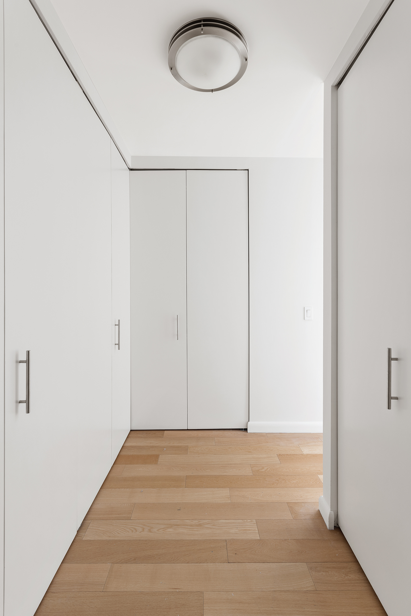 46-30 Center Boulevard, Unit PH8 Queens, NY 11109 - Photo 13 of 31 a view of an empty room