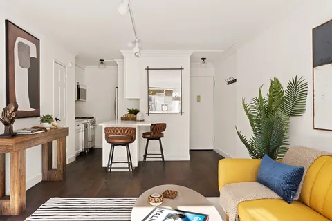 $815,000 | 201 West 21st Street, Unit 5J | Chelsea