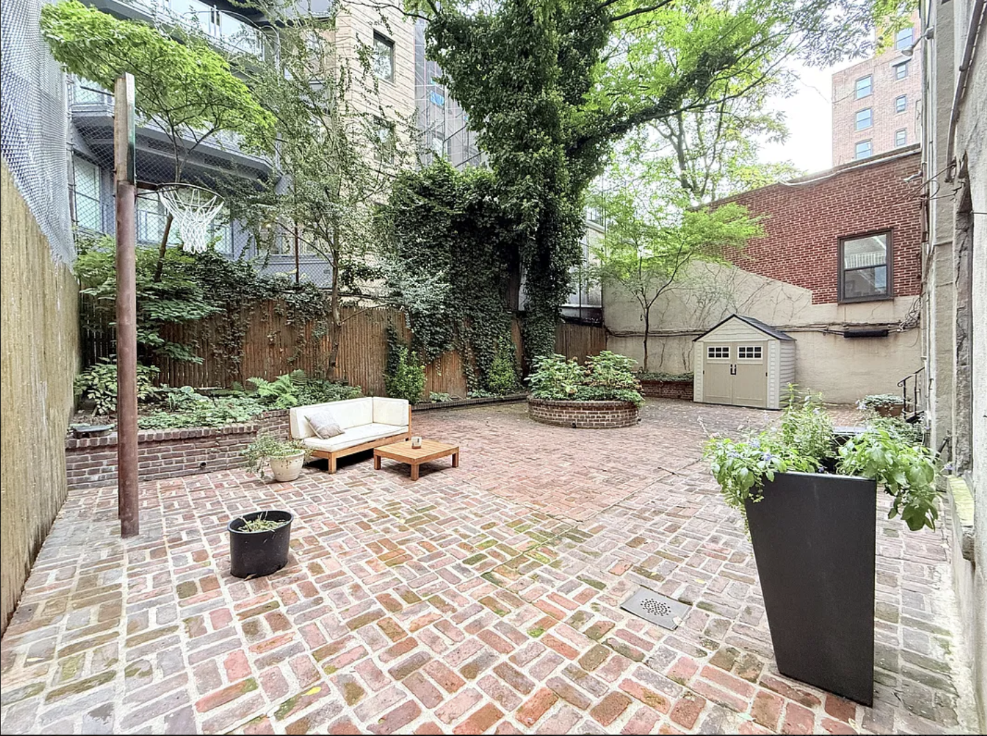 167 West 73rd Street, Unit 9 Manhattan, NY 10023 - Photo 8 of 9 a view of a backyard with sitting area