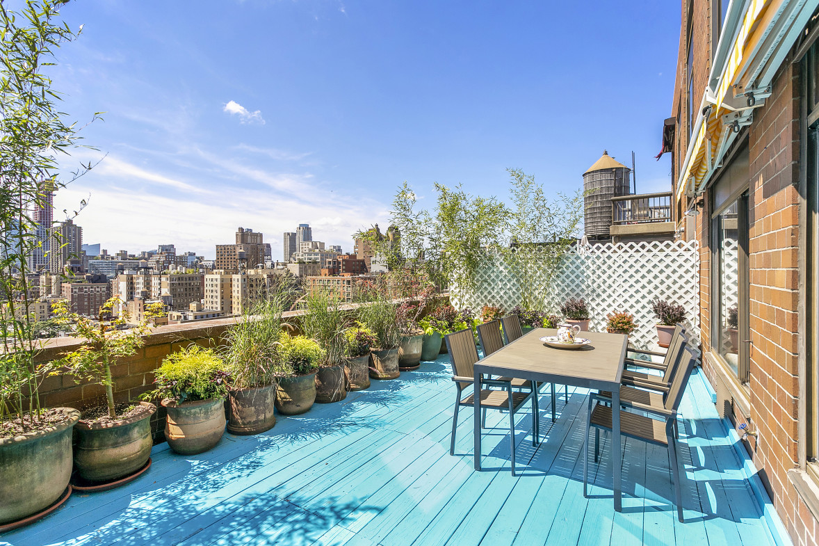 130 West 79th Street, Unit 17A Manhattan, NY 10024 - Photo 2 of 15 a view of a terrace with furniture
