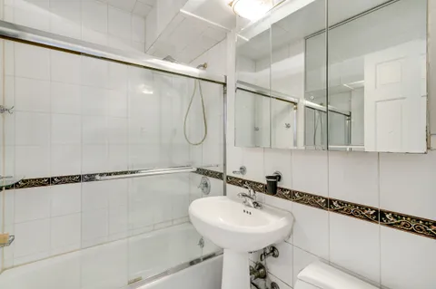 $995,000 | 357 East 57th Street, Unit 5D | Sutton Place