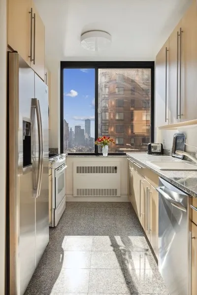 $8,250 | 2 Columbus Avenue, Unit 14C | Upper West Side