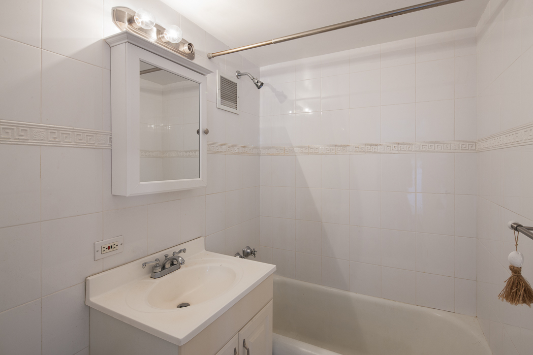 320 East 42nd Street, Unit 2512 Manhattan, NY 10017 - Photo 3 of 6