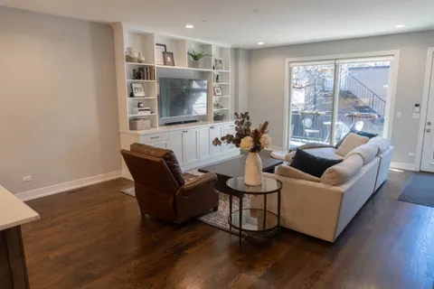 $960,000 | 940 North Wolcott Avenue, Unit 1, Chicago, IL 60622