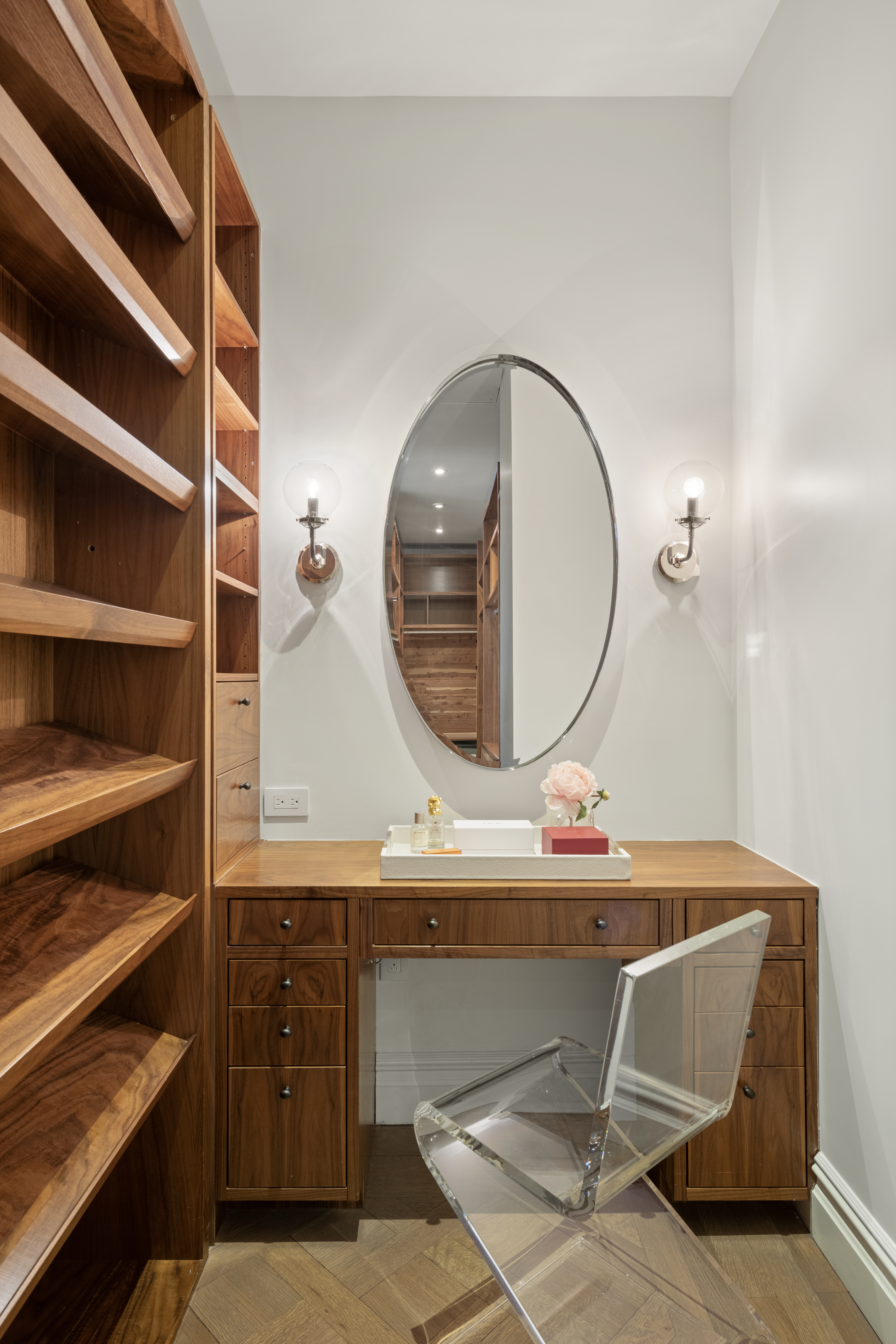 415 Washington Street, Unit 1B Manhattan, NY 10013 - Photo 7 of 16 a living room with a mirror and a table