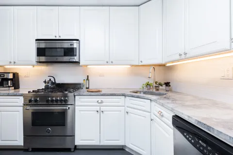 $680,000 | 245 East 25th Street, Unit 19L | Kips Bay