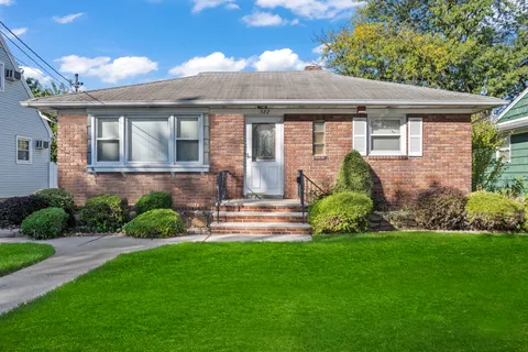 $669,000 | 522 Stewart Avenue | South New York