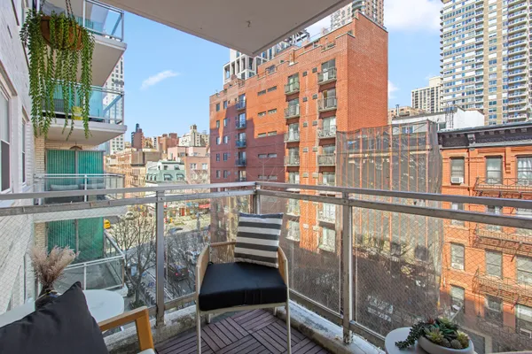 $745,000 | 400 East 77th Street, Unit 6C | Lenox Hill
