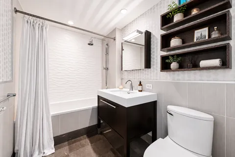 $1,150,000 | 225 East 34th Street, Unit 11H | Murray Hill