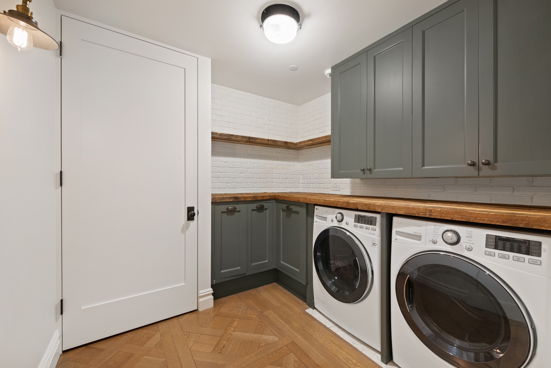 415 Washington Street, Unit 1B Manhattan, NY 10013 - Photo 14 of 16 a utility room with dryer and washer