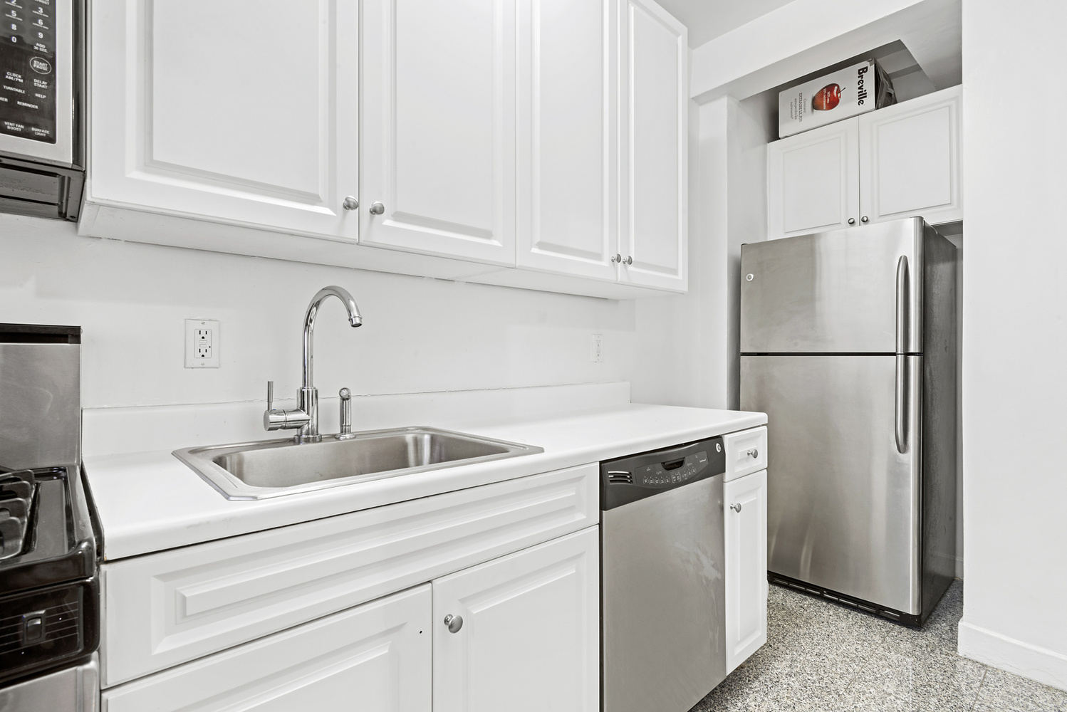 142 East 49th Street, Unit 4D Manhattan, NY 10017 - Photo 3 of 5