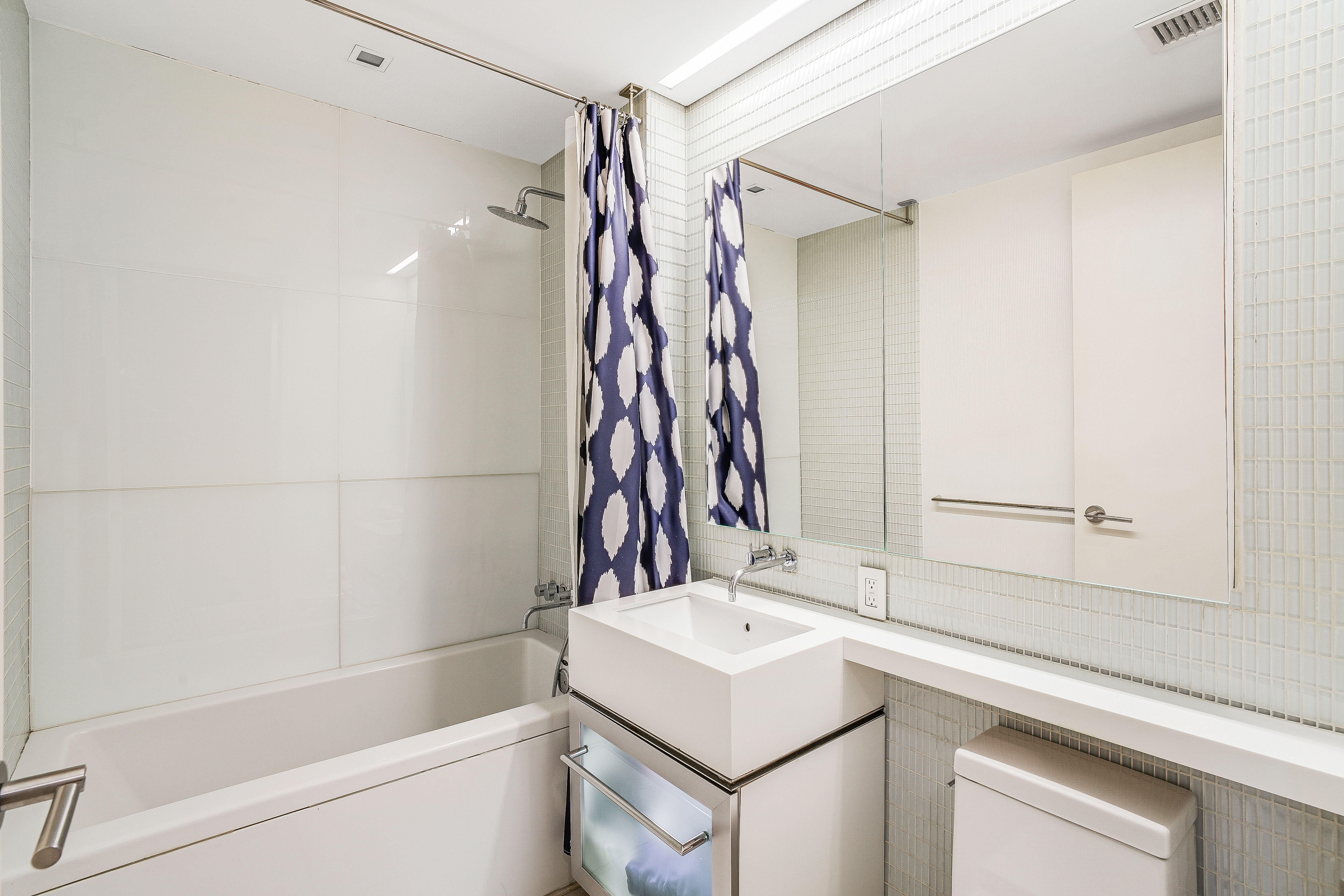 400 East 67th Street, Unit 3CD Manhattan, NY 10065 - Photo 11 of 28 a bathroom with a sink and a bathtub