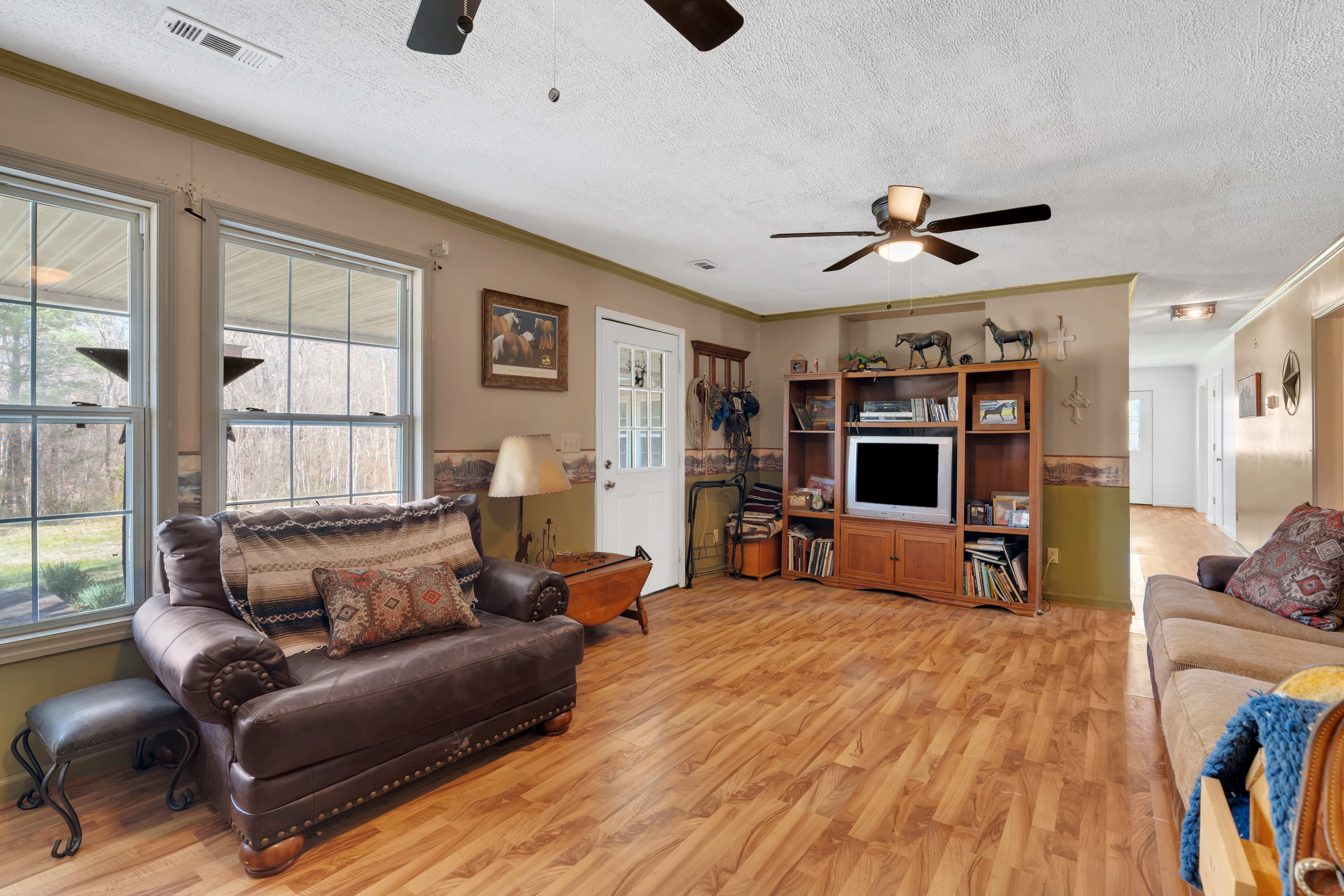 2073 Harpo Road Manchester, TN 37355 - Photo 30 of 45 a living room with furniture and a flat screen tv