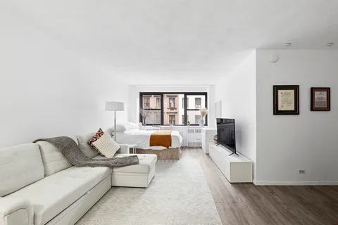$415,000 | 110 East 36th Street, Unit 5B | Murray Hill