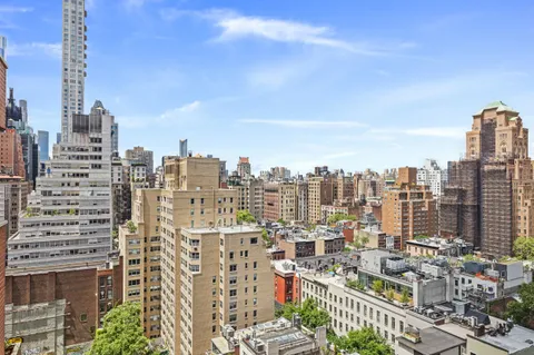 $899,000 | 166 East 61st Street, Unit 18E | Lenox Hill