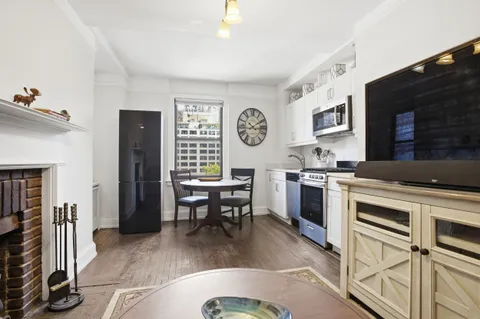 $585,000 | 10 Mitchell Place, Unit 9F | Midtown East
