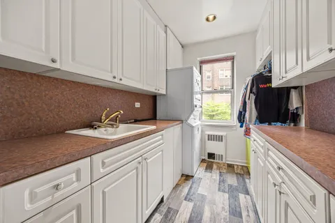 $585,000 | 3850 Hudson Manor Terrace, Unit 1EE/2EE | Riverdale