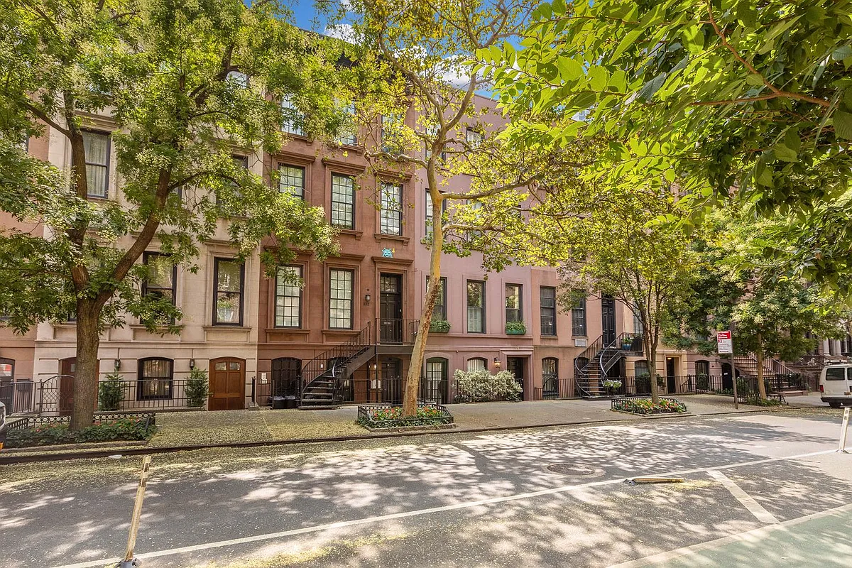 222 East 61st Street Manhattan, NY 10065 - Photo 25 of 28 a view of a large building