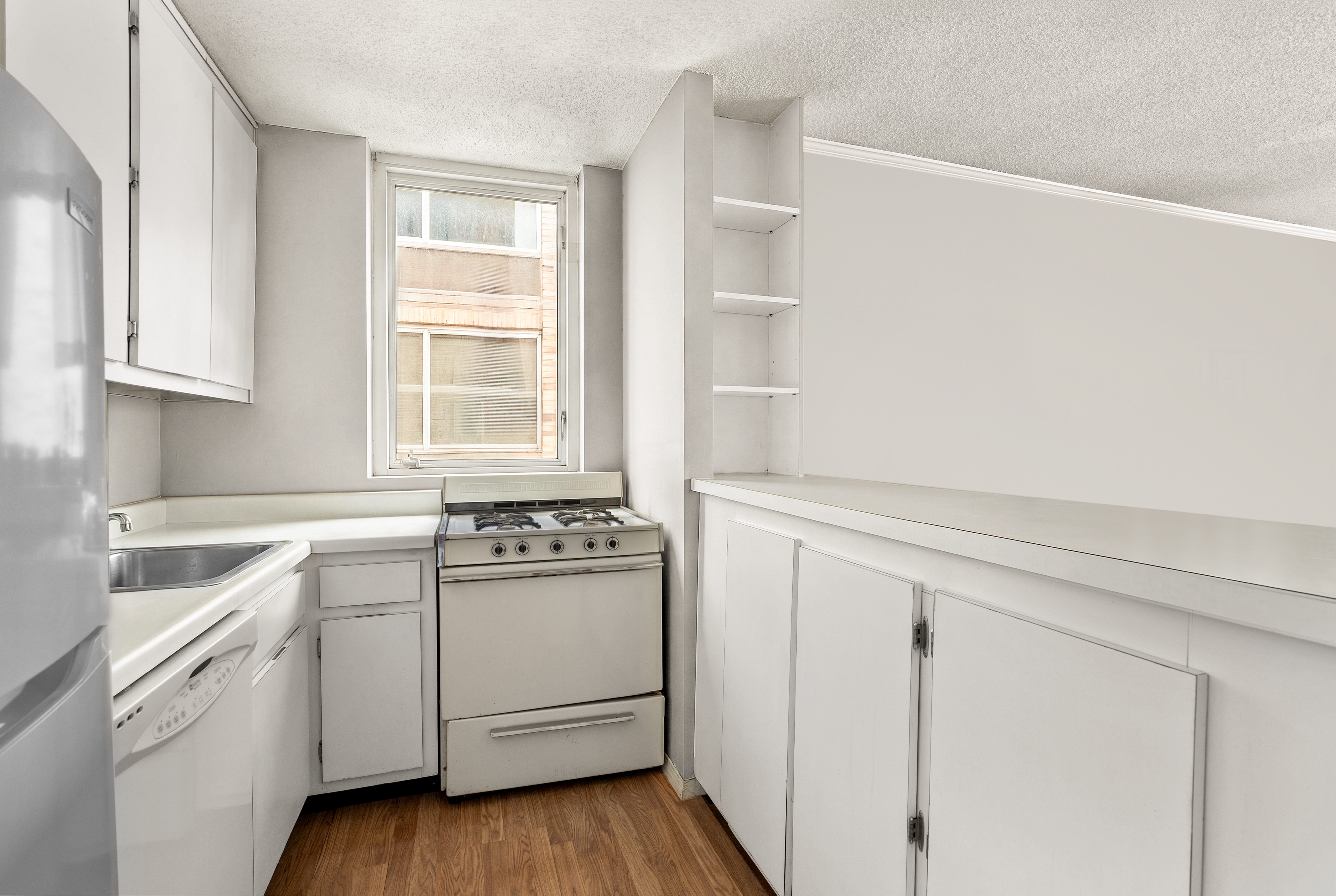 130 West 67th Street, Unit 25C Manhattan, NY 10023 - Photo 5 of 9 Gallery Image 5
