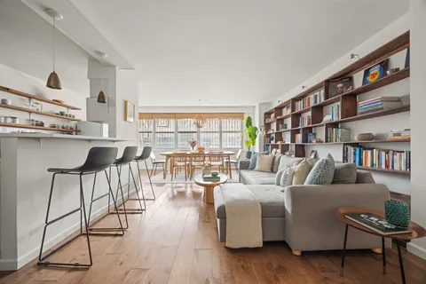 $900,000 | 135 Ocean Parkway, Unit 1M | Kensington