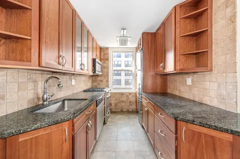 $1,175,000 | 77 7th Avenue, Unit 10N | Chelsea