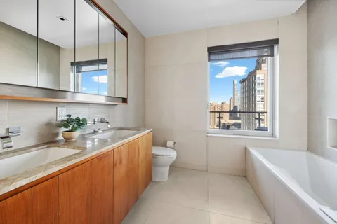 $2,250,000 | 555 West 59th Street, Unit 25E | Upper West Side