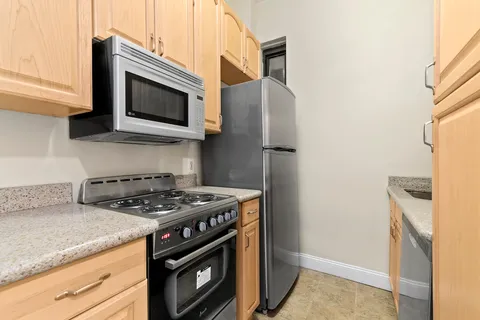 $3,350 | 350 West 56th Street, Unit 2C | Hell's Kitchen