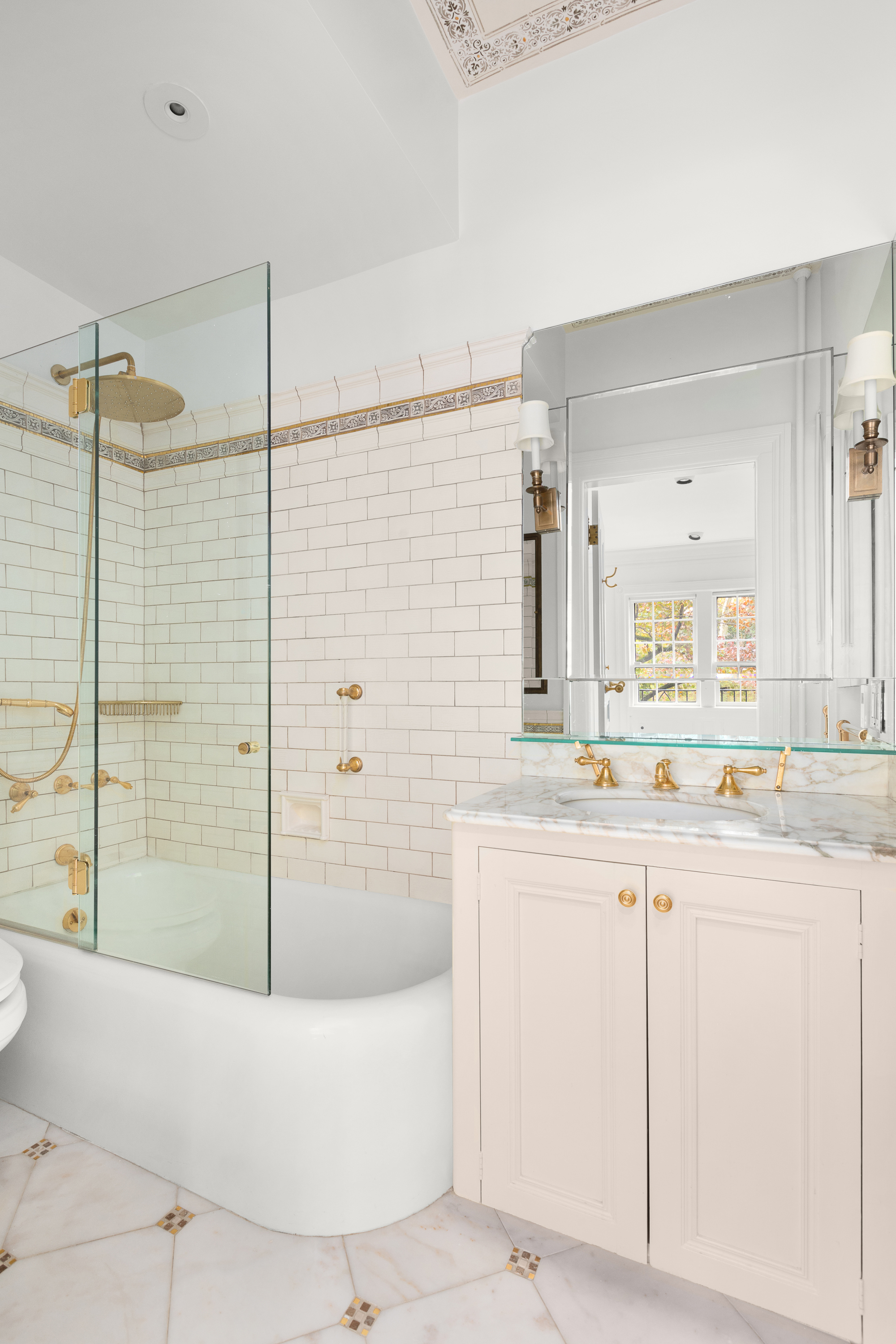 152 East End Avenue Manhattan, NY 10028 - Photo 9 of 15 a bathroom with a bathtub and a sink