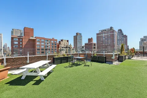 $385,000 | 300 East 71st Street, Unit 15D | Lenox Hill