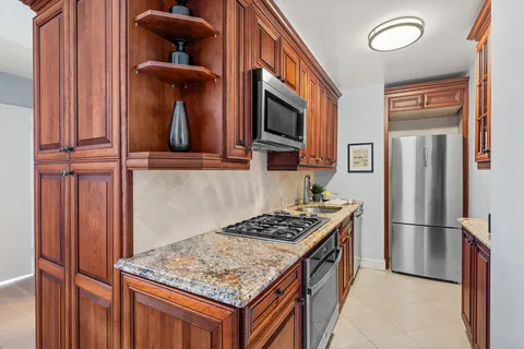 $739,000 | 400 East 85th Street, Unit 9C | Upper East Side