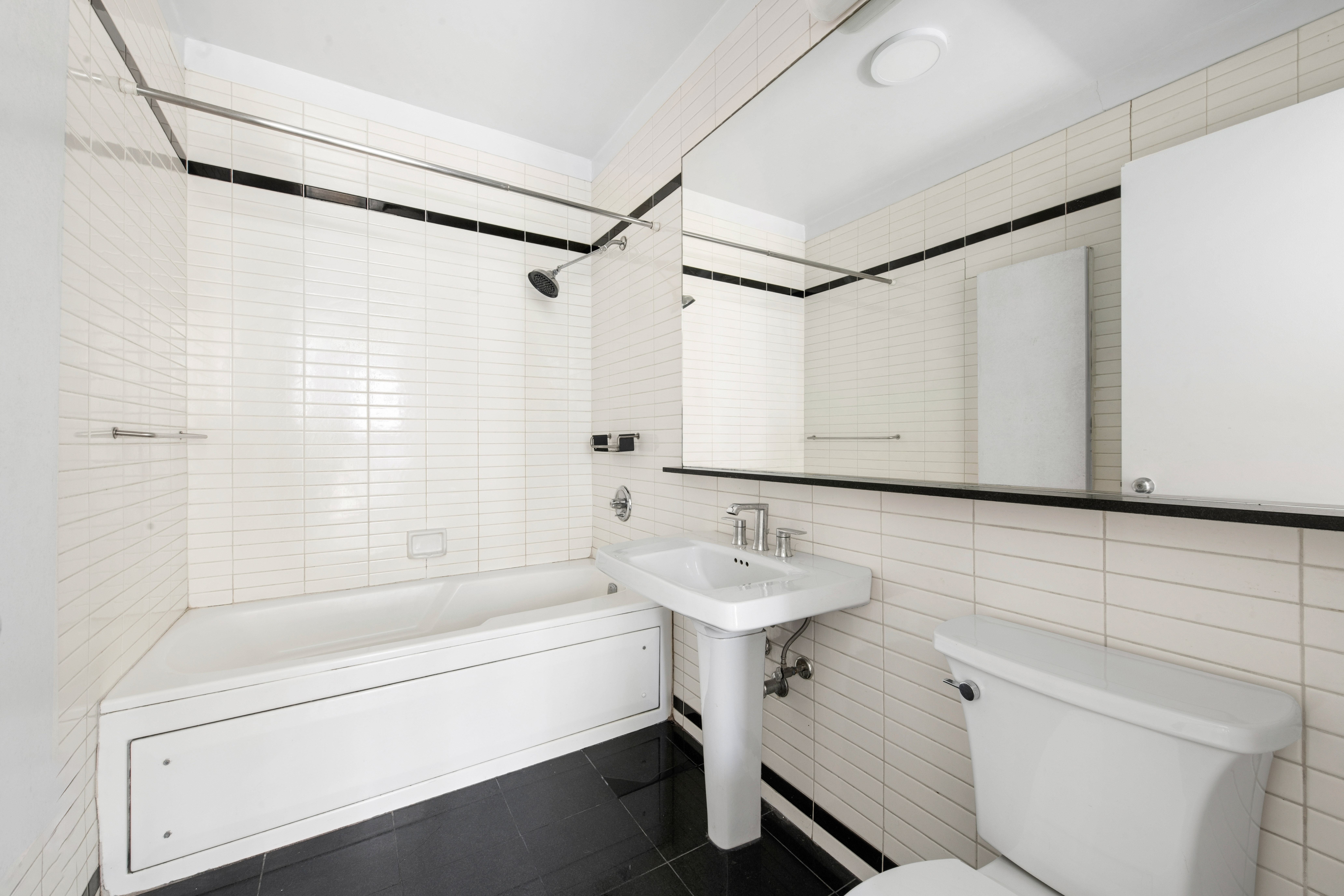 360 East 88th Street, Unit 4B Manhattan, NY 10128 - Photo 8 of 11