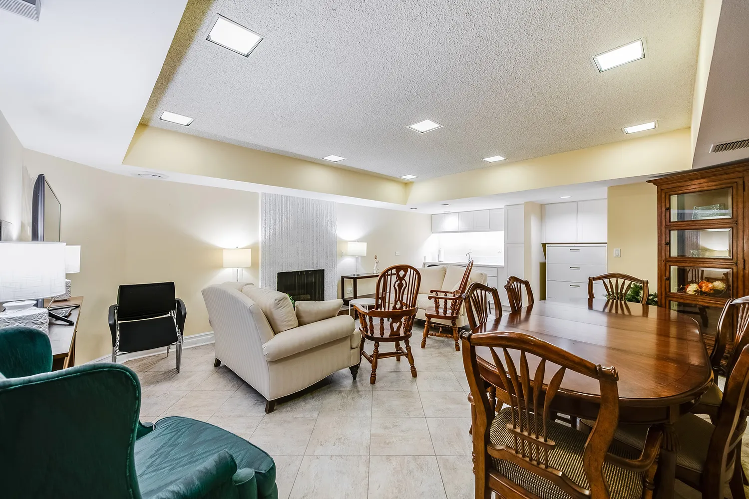 $849,000 | 10409 Riverside Drive, Unit 203, Toluca Lake, CA 91602