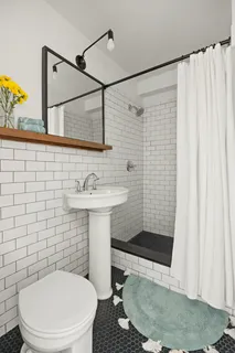 $900,000 | 135 Ocean Parkway, Unit 1M | Kensington