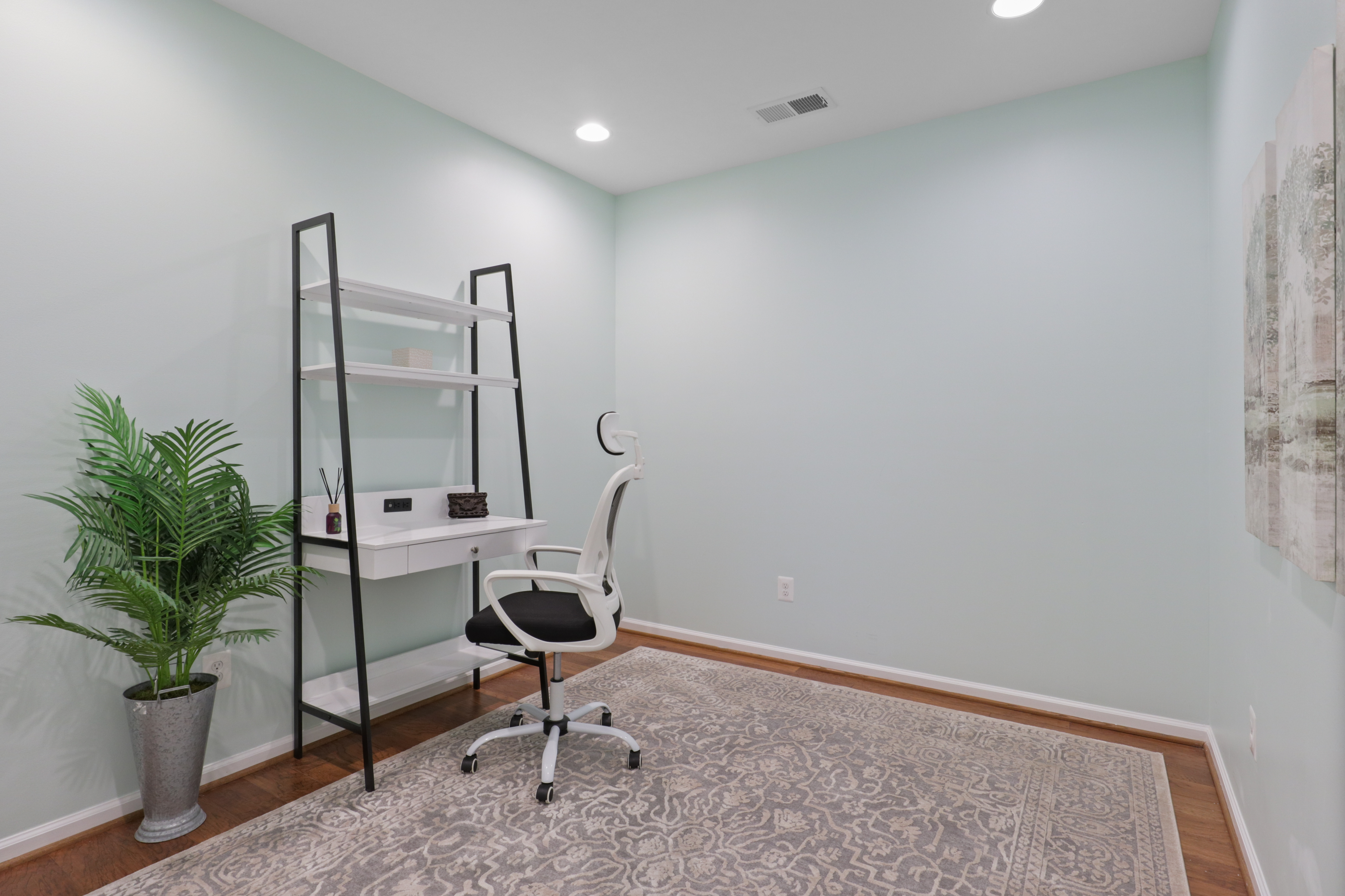 9101 Power House Road Lorton, VA 22079 - Photo 48 of 75 a living room with furniture and a potted plant