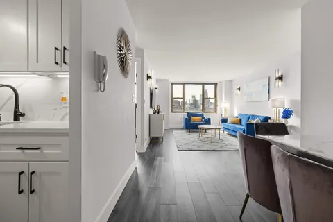 $970,000 | 301 East 79th Street, Unit 36R | Upper East Side