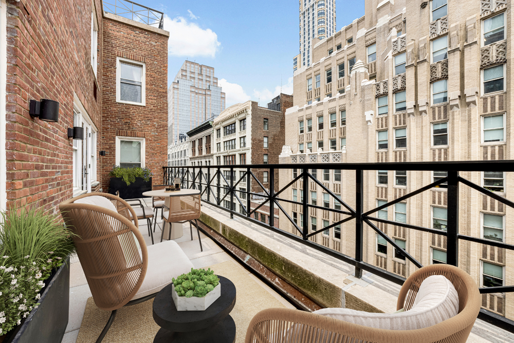 220 Madison Avenue, Unit 14/15O Manhattan, NY 10016 - Photo 6 of 18 a balcony with table and chairs