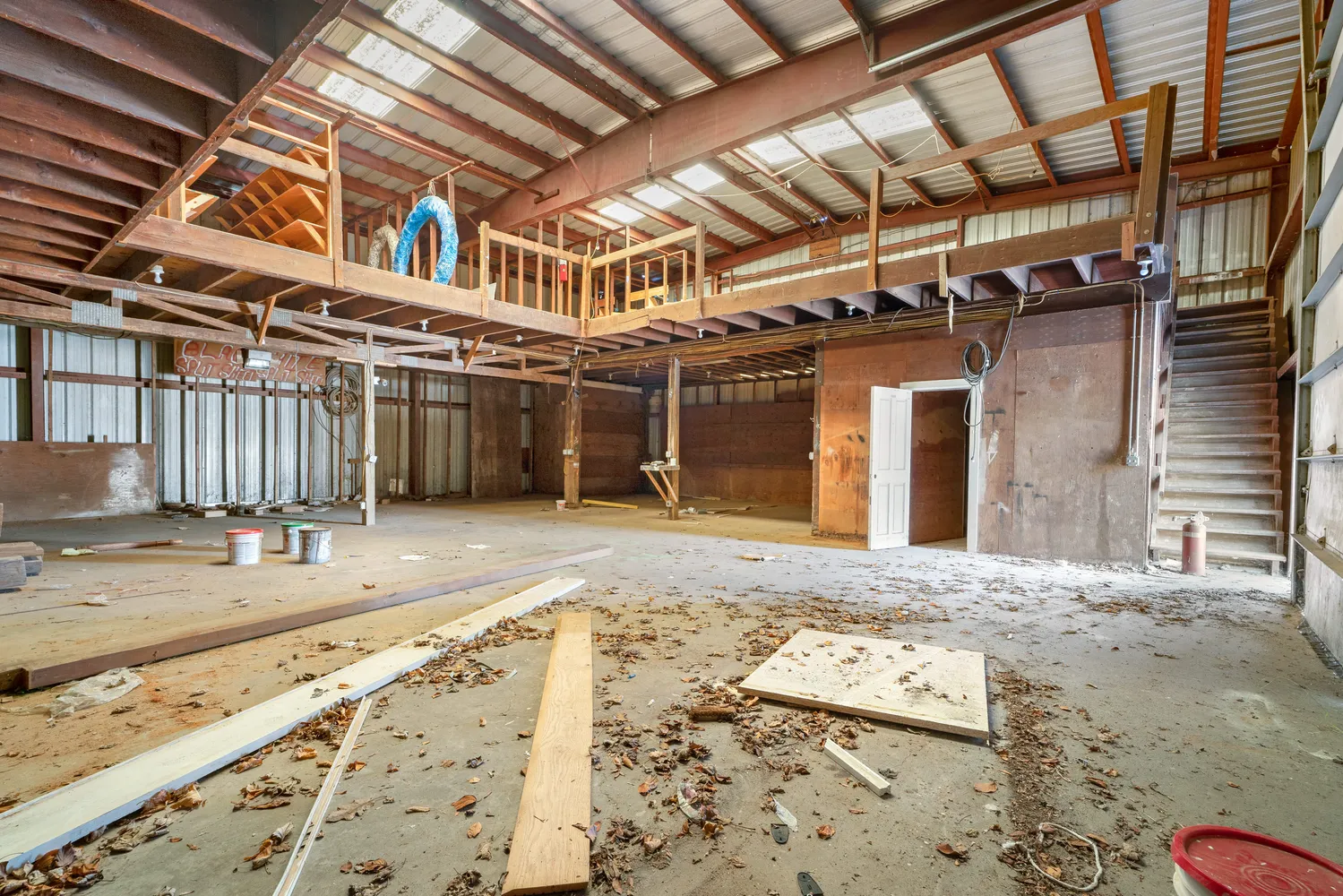 a view of a livingroom with furniture and a projector