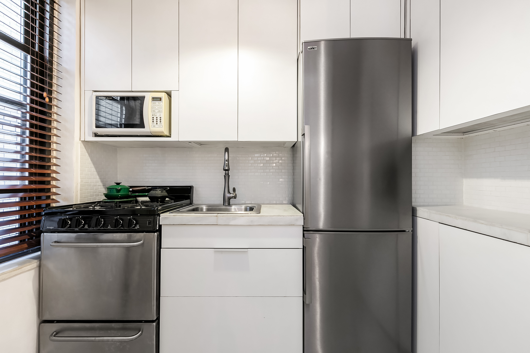 7 Park Avenue, Unit 7J Manhattan, NY 10016 - Photo 4 of 8 a kitchen with a refrigerator and a stove top oven