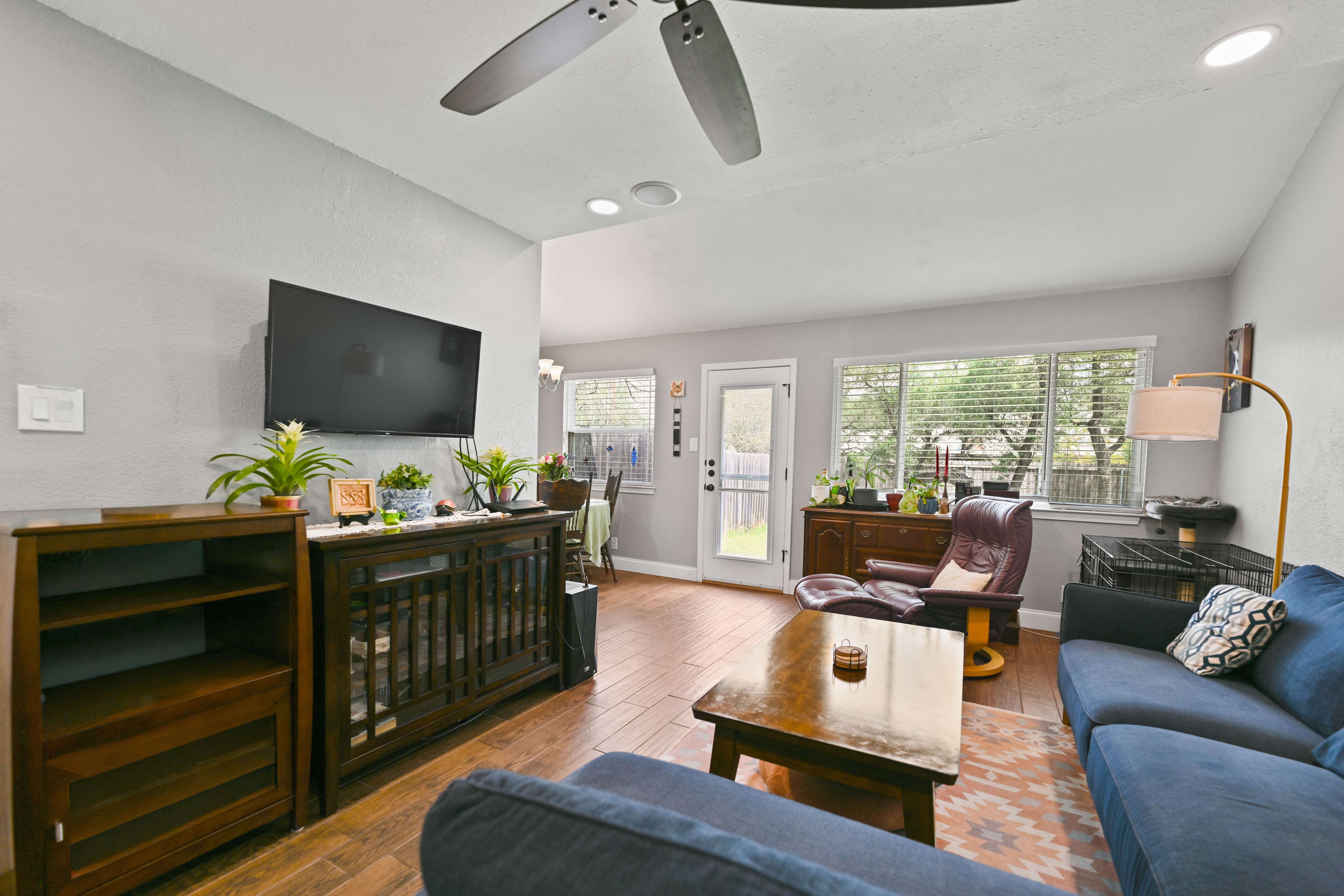 8710 Clearbrook Trail Austin, TX 78729 - Photo 5 of 28 a living room with furniture and a flat screen tv