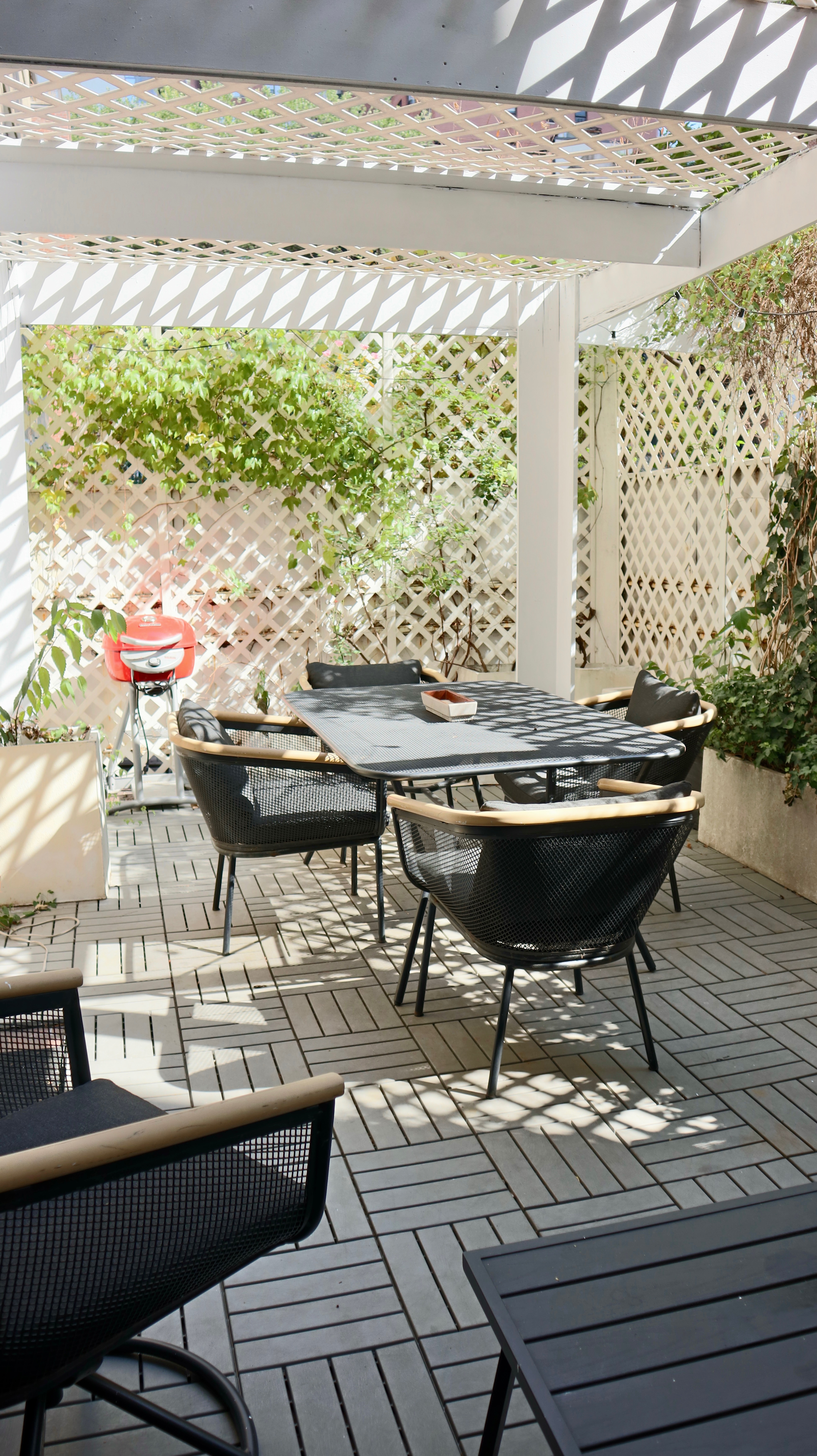 150 East 61st Street, Unit 2A Manhattan, NY 10065 - Photo 12 of 16 a view of a outdoor seating area with furniture