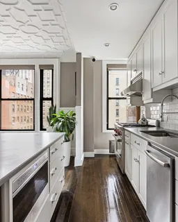 $1,295,000 | 200 West 54th Street, Unit 10F | Theater District