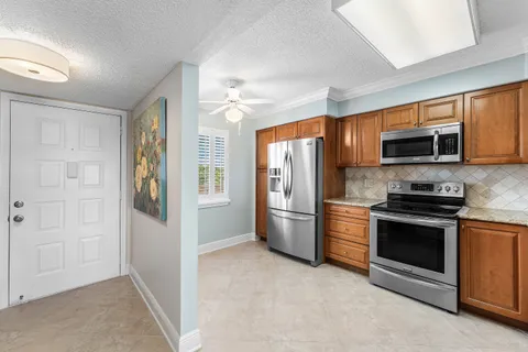 $215,000 | 7076 Huntington Lane, Unit 502, Delray Beach, FL 33446