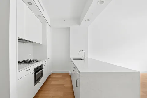 $728,000 | 301 East 61st Street, Unit 2C | Lenox Hill